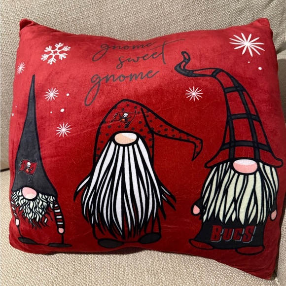 NWT Tampa Bay Bucs gnome holiday pillows. Set of 3. Burgundy soft plush 18x18” - Picture 5 of 12